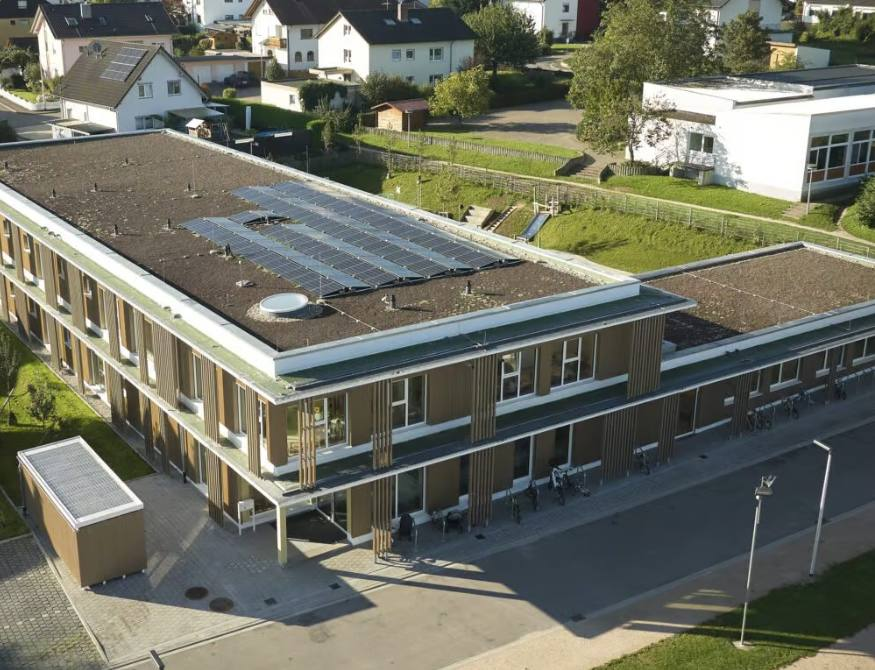 Kindertagesstätte Nußbach mit Gründach und Photovoltaikanlage